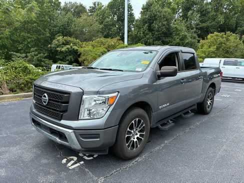 Used 2022 Nissan Titan SV RWD image 2