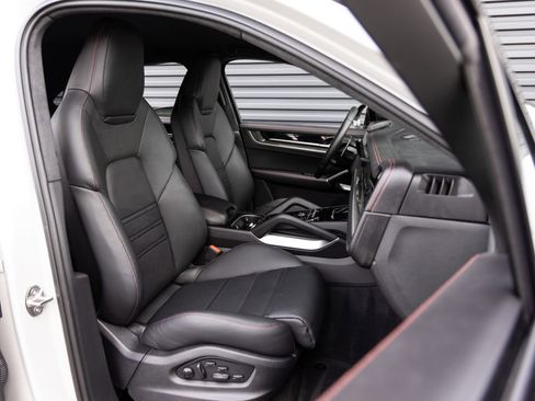 Certified 2024 Porsche Cayenne Turbo GT AWD/4WD image 34