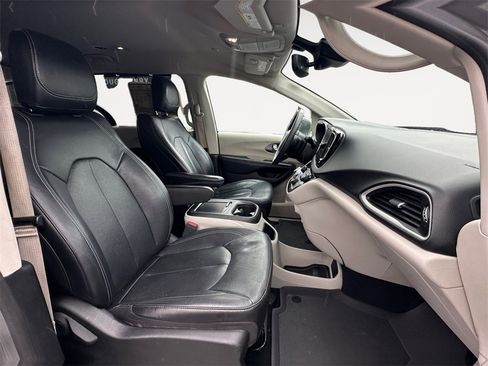 Used 2022 Chrysler Pacifica Touring-L image 15