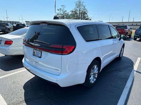 Used 2023 Chrysler Pacifica Touring-L image 16