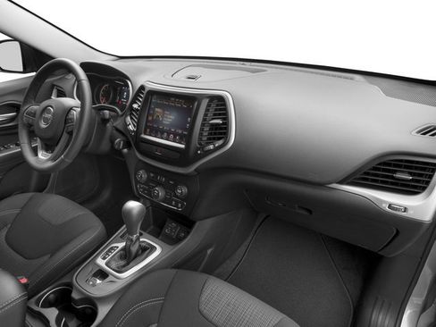 Used 2018 Jeep Cherokee Latitude w/ Altitude Package FWD image 20
