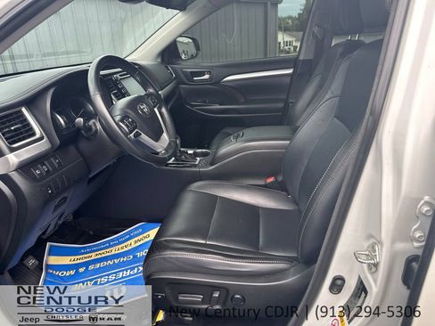 Used 2018 Toyota Highlander XLE AWD/4WD image 5
