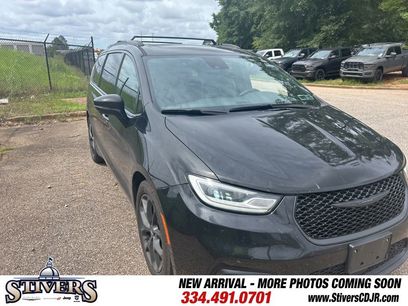 Used 2023 Chrysler Pacifica Limited w/ Uconnect Theater Family Group