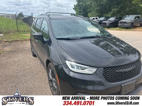 Used 2023 Chrysler Pacifica Limited w/ Uconnect Theater Family Group FWD image 1