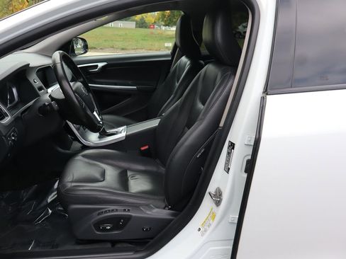Used 2018 Volvo V60 T5 Cross Country w/ Convenience Package image 19