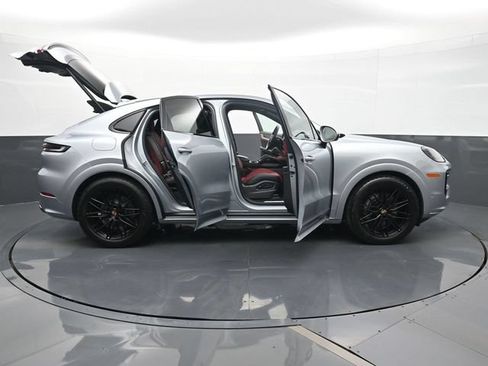 Certified 2025 Porsche Cayenne Coupe AWD/4WD image 34