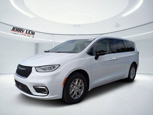 New 2026 Chrysler Pacifica Select FWD image 7