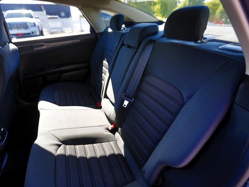 Used 2019 Ford Fusion SE image 10