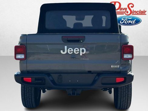 Used 2022 Jeep Gladiator Overland w/ Cold Weather Group AWD/4WD image 8