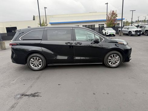 Used 2025 Toyota Sienna LE FWD image 6