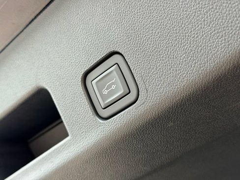 Used 2025 Chevrolet Traverse High Country AWD/4WD image 29