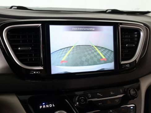 Used 2024 Chrysler Pacifica Touring-L image 6