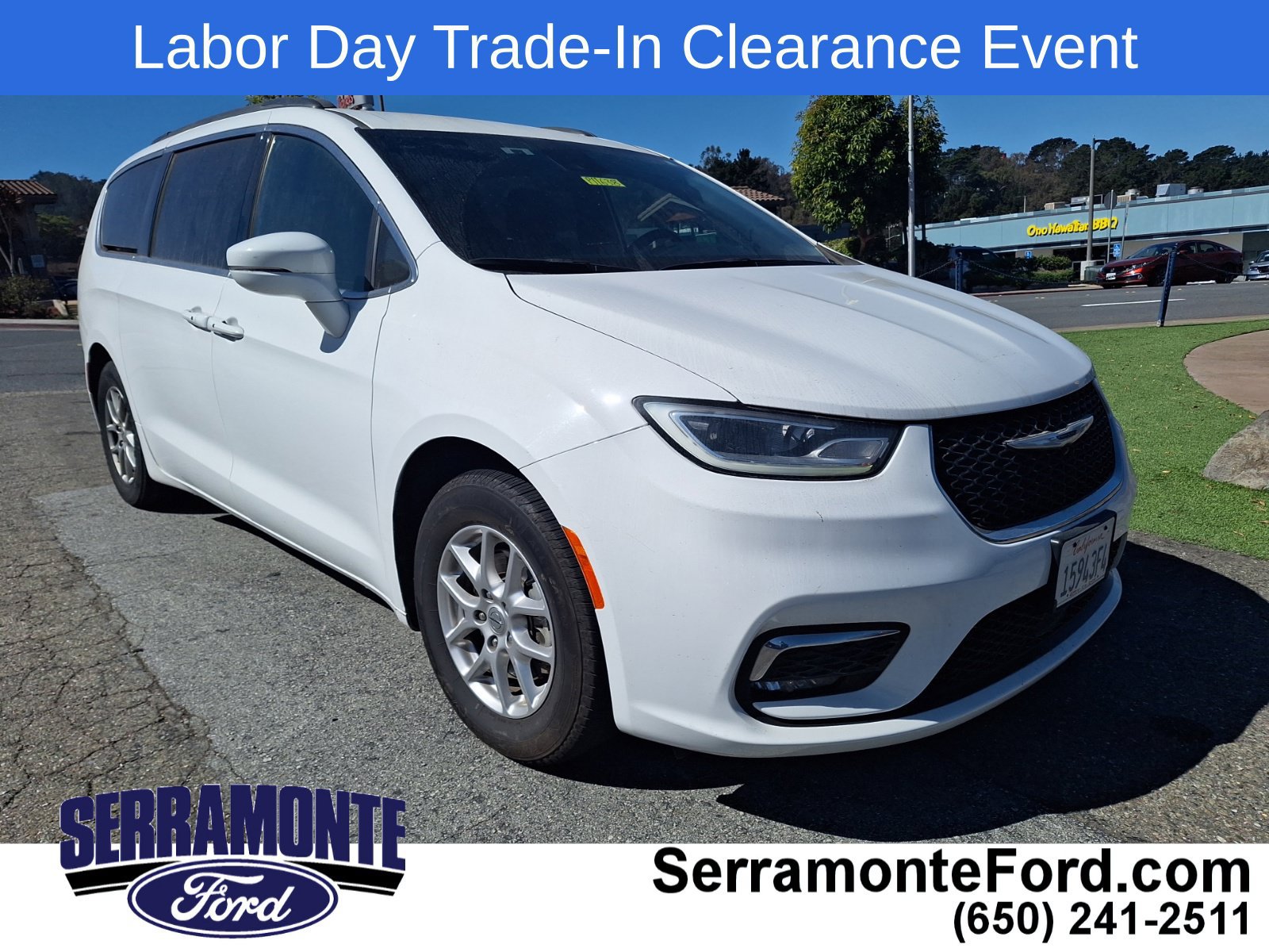 Used 2022 Chrysler Pacifica Touring FWD image 1