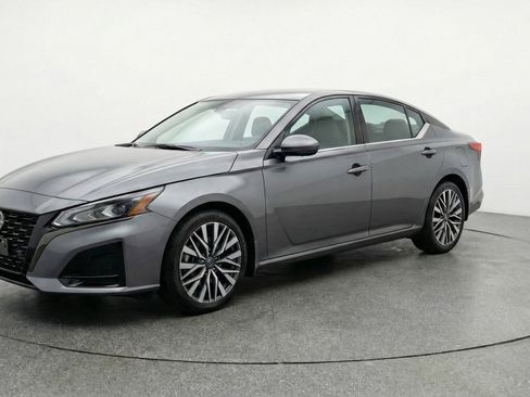 Used 2025 Nissan Altima 2.5 SV FWD image 3
