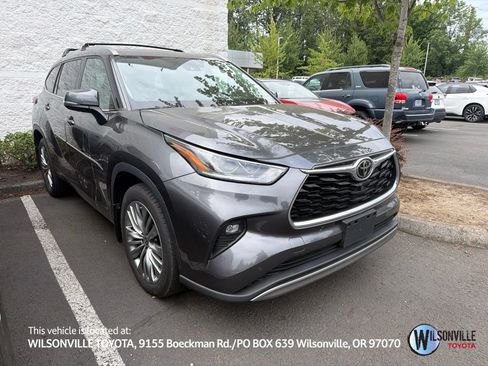 Used 2022 Toyota Highlander Platinum FWD image 1