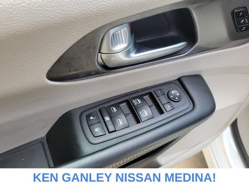 Used 2023 Chrysler Pacifica Touring-L FWD image 37