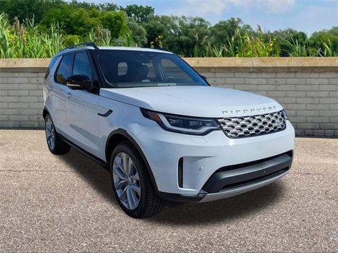 New 2026 Land Rover Discovery S image 3