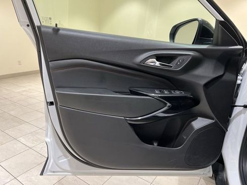 Used 2025 Chevrolet Trax RS FWD image 21