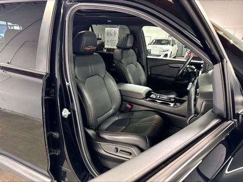 Used 2025 Honda Pilot TrailSport image 10