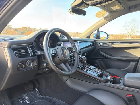 Certified 2025 Porsche Macan image 4
