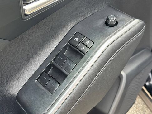 Used 2024 Toyota Highlander XLE FWD image 39