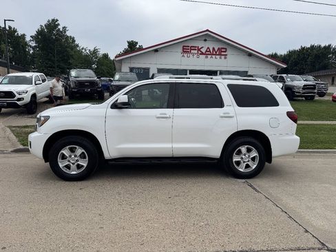 Used 2018 Toyota Sequoia SR5 w/ Premium Package AWD/4WD image 2