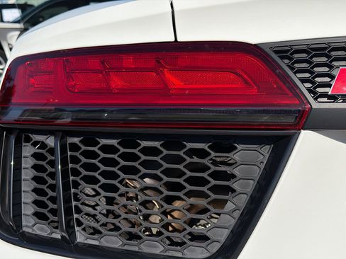 Used 2017 Audi R8 V10 w/ Carbon Exterior Package image 10