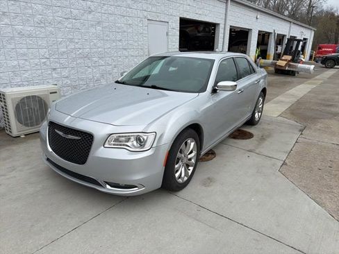 Used 2020 Chrysler 300 Limited image 3