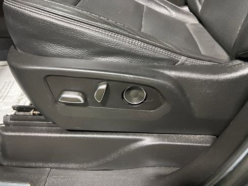 Used 2021 GMC Yukon Denali w/ Denali Premium Package image 12