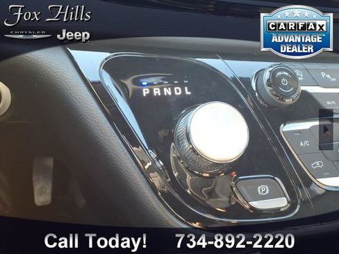 Used 2026 Chrysler Pacifica Select image 23