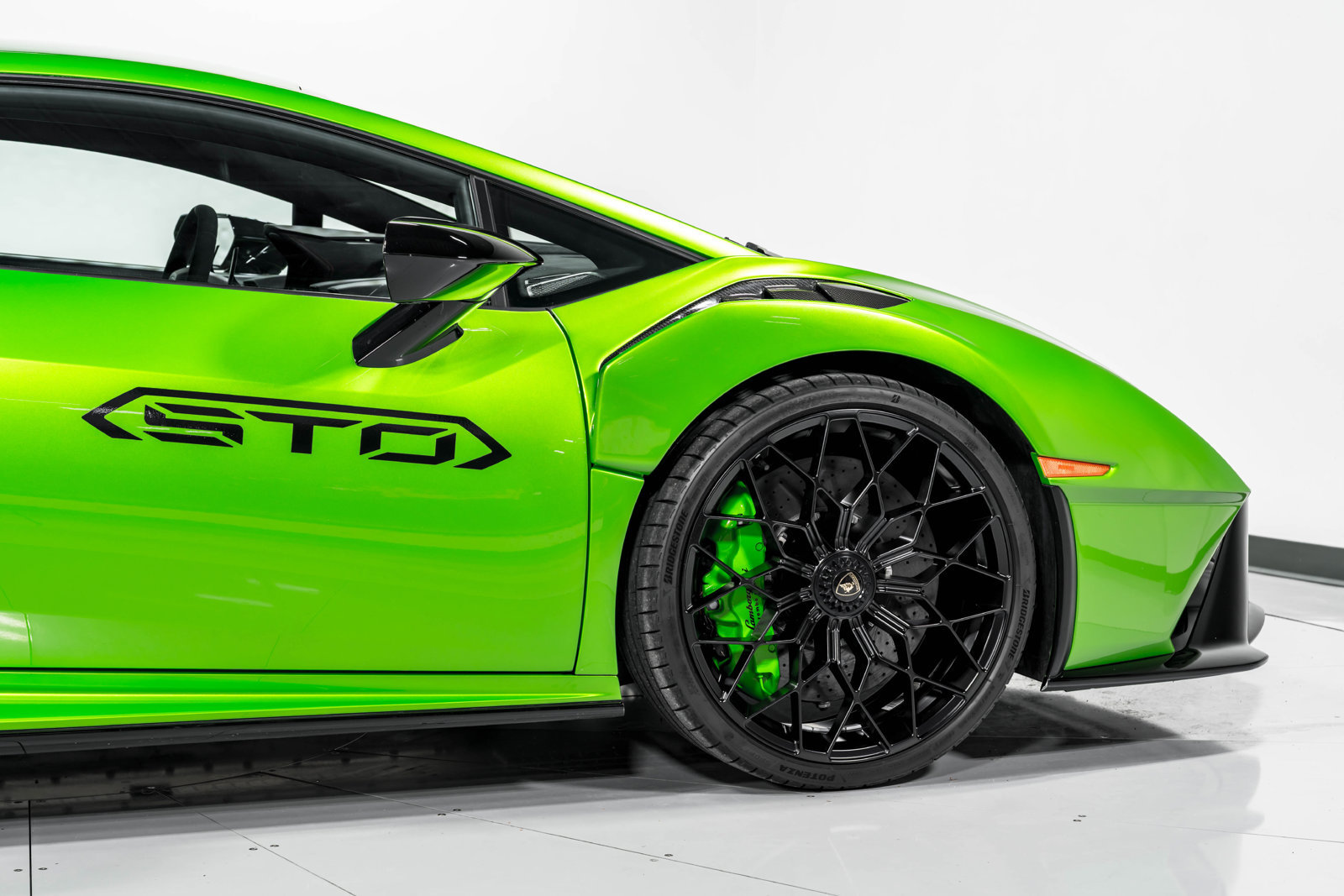 Used 2023 Lamborghini Huracan STO RWD image 48