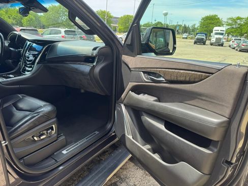 Used 2016 Cadillac Escalade ESV Platinum AWD/4WD image 13