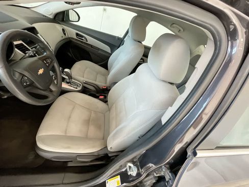 Used 2016 Chevrolet Cruze LT w/ Technology Package FWD image 11