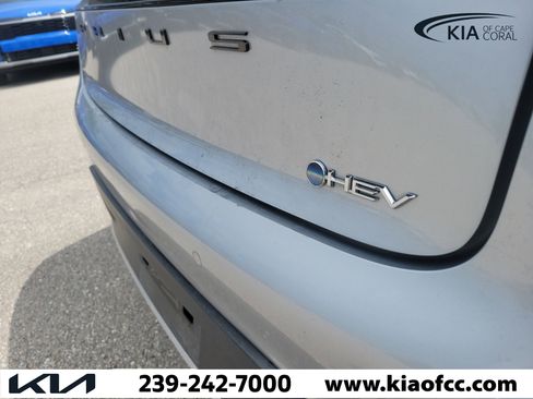Used 2024 Toyota Prius LE FWD image 9