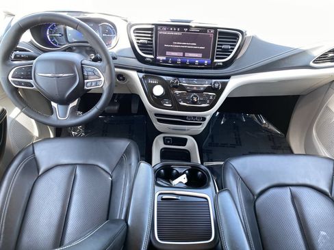 Used 2023 Chrysler Pacifica Touring-L FWD image 17