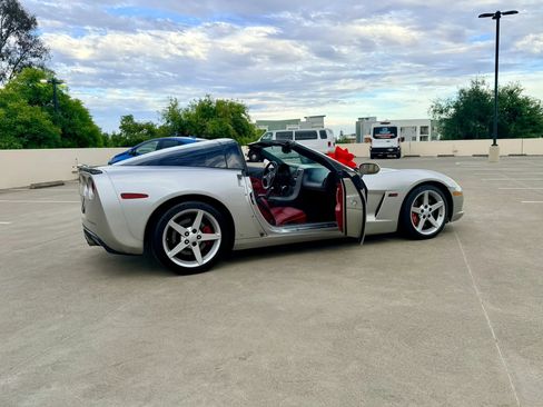 Used 2007 Chevrolet Corvette Coupe w/ Preferred Equipment Group RWD image 16