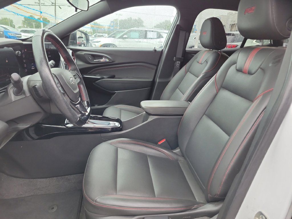 Used 2025 Chevrolet Trax RS w/ Driver Confidence Package FWD image 19