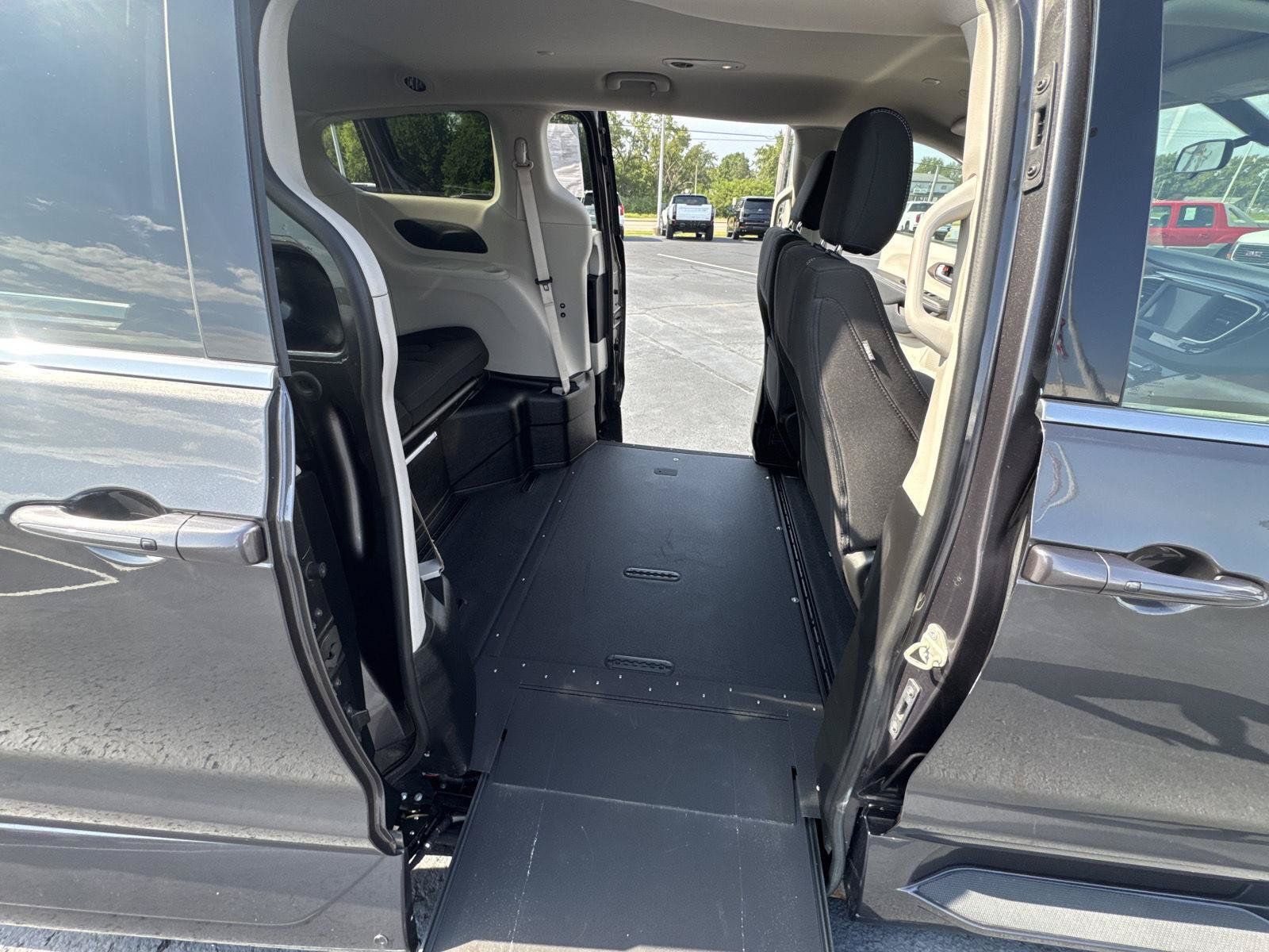 Used 2022 Chrysler Voyager LX FWD image 19