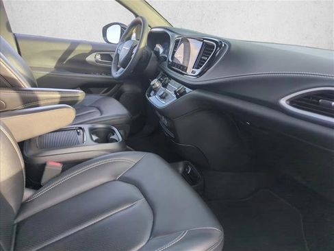 Used 2024 Chrysler Pacifica Touring-L w/ S Appearance Package image 22