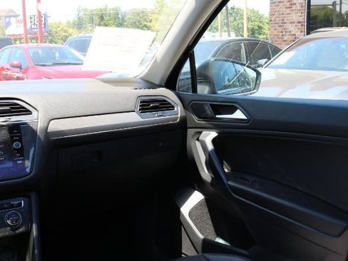 Used 2021 Volkswagen Tiguan SE w/ Panoramic Sunroof Package AWD/4WD image 16