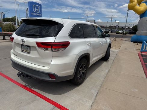 Used 2017 Toyota Highlander LE w/ Carpet Mat Package image 6