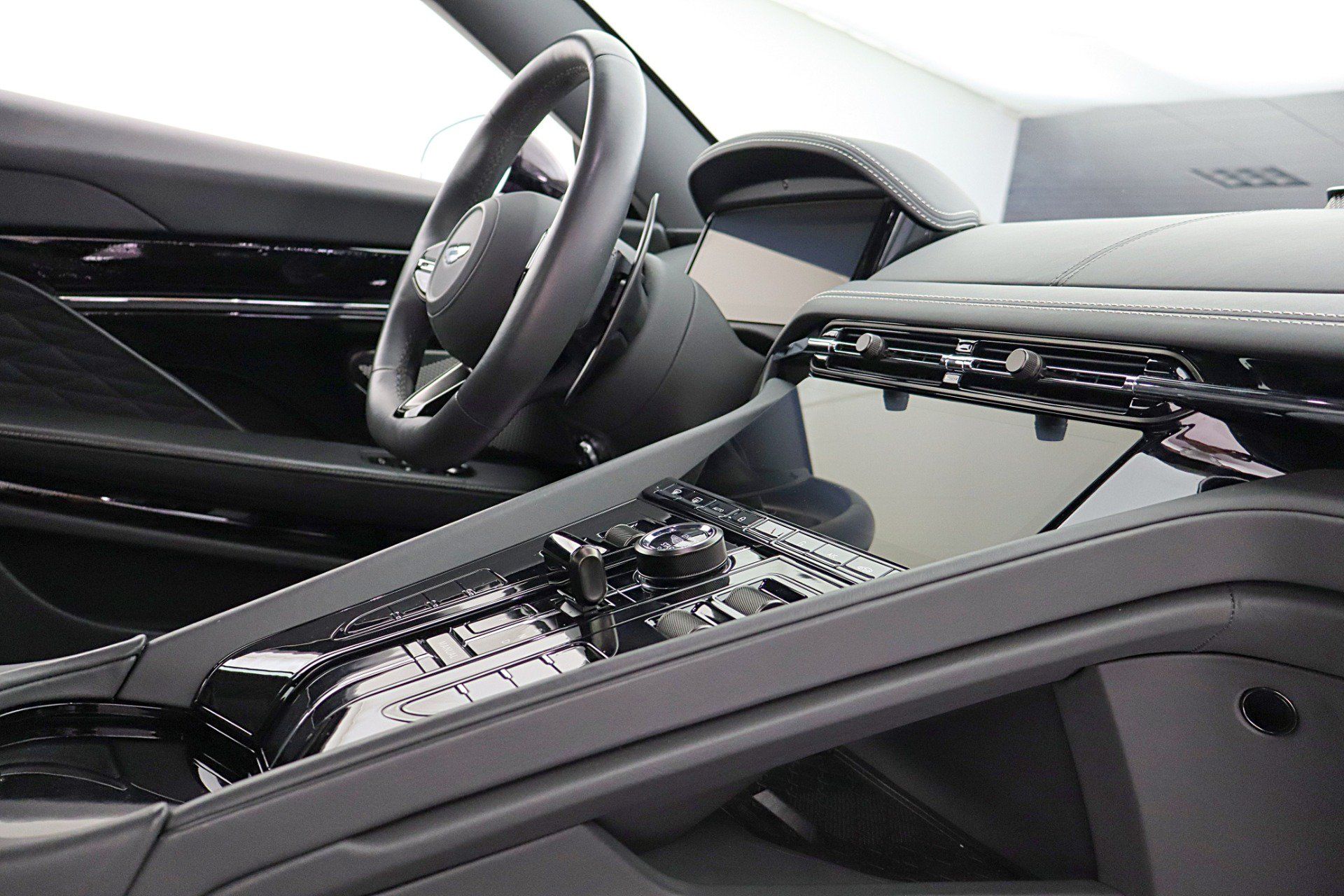 Used 2024 Aston Martin DB12 Coupe RWD image 31