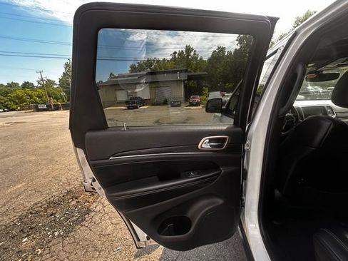 Used 2017 Jeep Grand Cherokee Limited AWD/4WD image 18