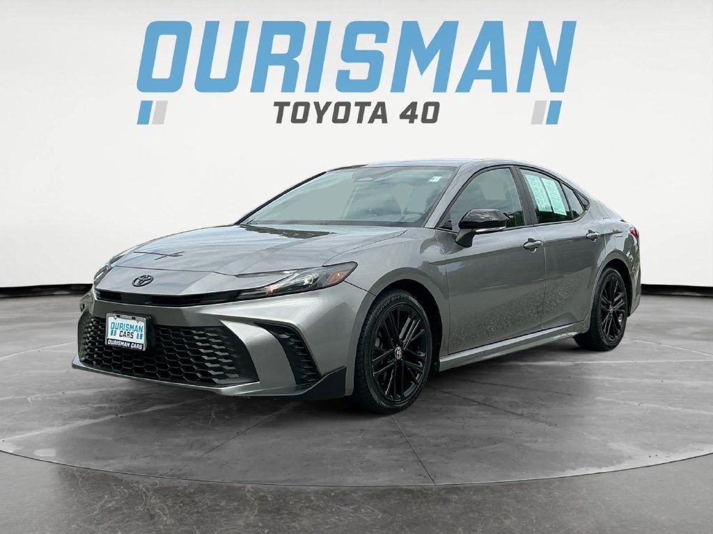 Used 2025 Toyota Camry SE FWD image 3