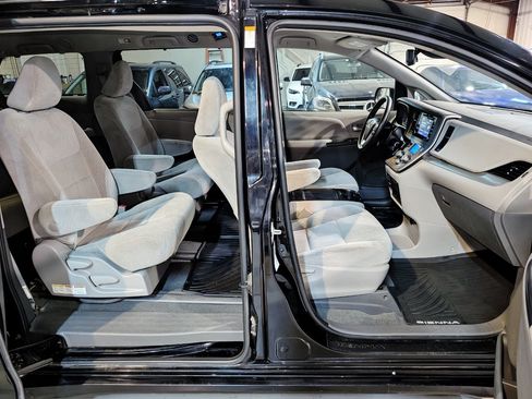 Used 2020 Toyota Sienna LE AWD/4WD image 24
