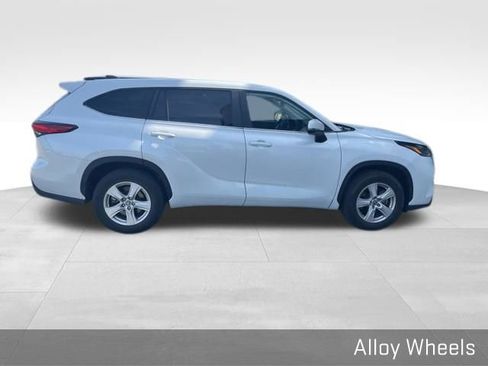 Used 2023 Toyota Highlander L FWD image 10