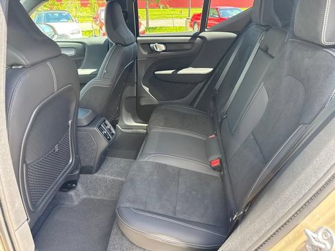 Certified 2025 Volvo XC40 B5 Ultra w/ Climate Package AWD/4WD image 9