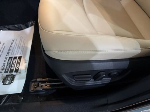 Used 2022 Toyota Prius XLE image 22