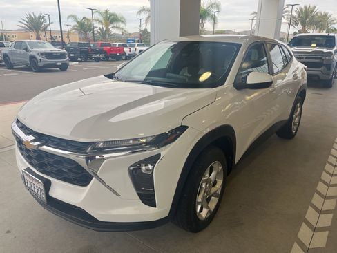 Used 2024 Chevrolet Trax LS w/ LS Convenience Package image 4