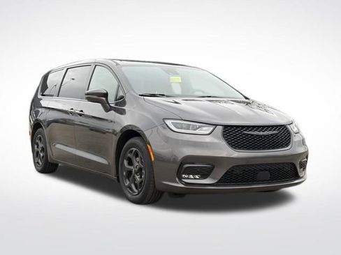 Used 2022 Chrysler Pacifica Limited w/ Uconnect Theater Family Group FWD image 1